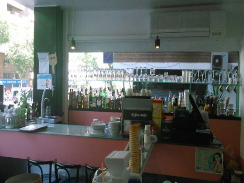 En traspaso/alquiler Bar Especial 97m² con terraza en zona Av. del Mediterráneo