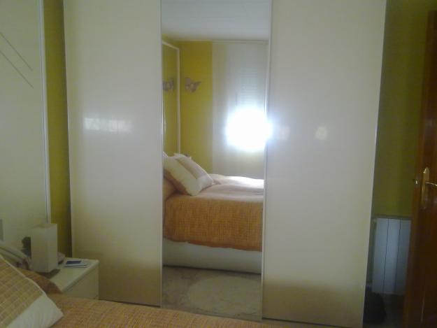 vendo habitacion de matrimonio , sofa, colchon , y lampara de techo,