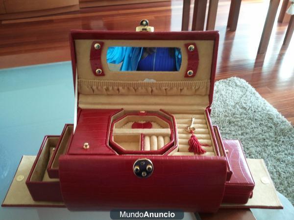Joyero alta gama en polypiel roja, a estrenar