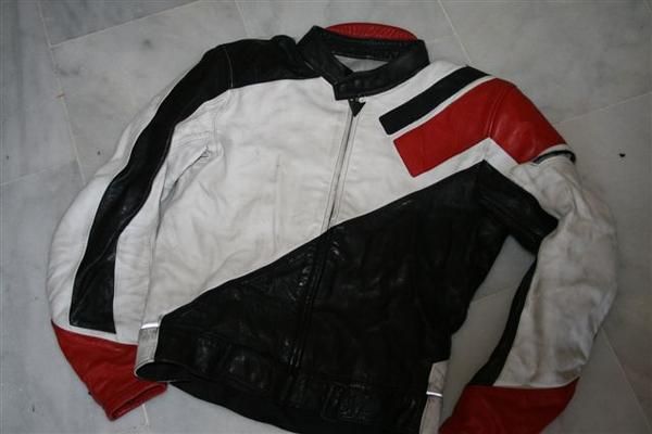 Traje (pantalón y chaqueta) de cuero para moto marca DAINESE, negro-rojo-blanco