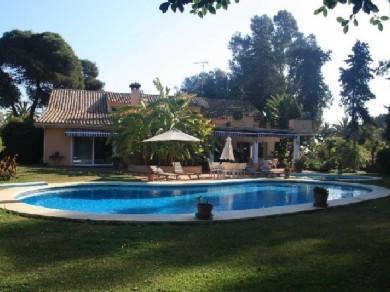 Chalet con 9 dormitorios se vende en Estepona, Costa del Sol