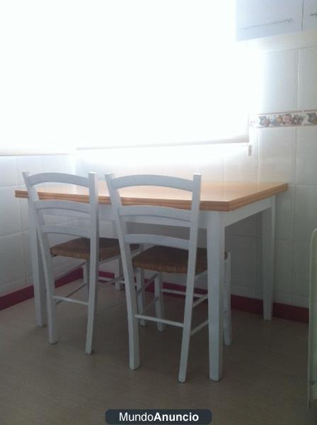 VENDO MESA DE COCINA/COMEDOR CON 4 SILLAS