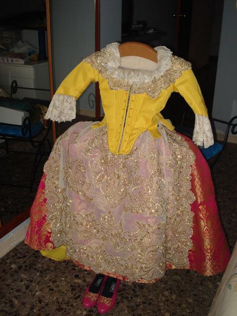 VENDO 2 TRAJES DE FALLERA PARA NIÑAS COMPLETOS.