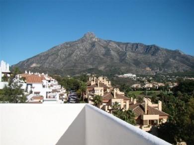 Apartamento con 3 dormitorios se vende en Marbella, Costa del Sol