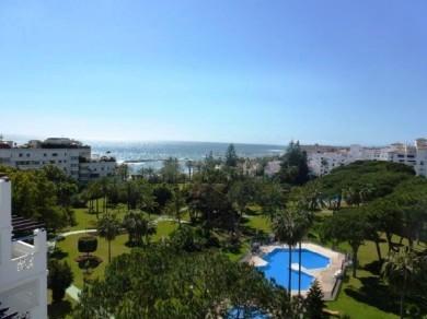 Apartamento con 3 dormitorios se vende en Marbella, Costa del Sol