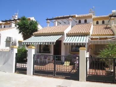Chalet pareado con 2 dormitorios se vende en La Zenia, Costa Blanca
