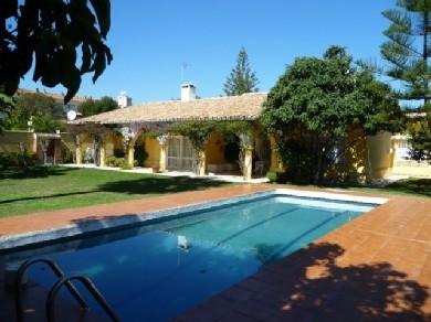 Chalet con 7 dormitorios se vende en Estepona, Costa del Sol