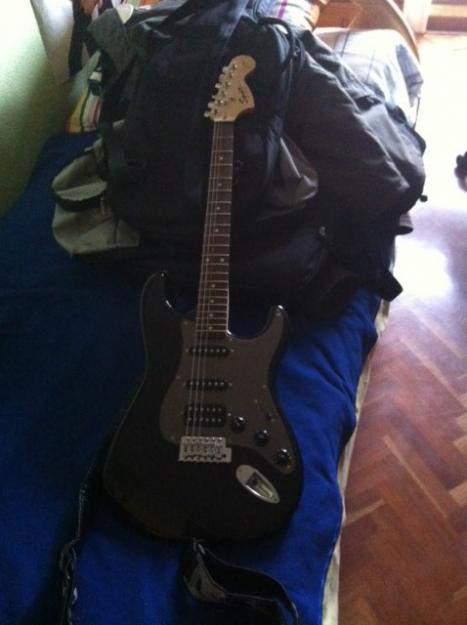 Guitarra eléctrica (Fender Squier Strat ) y accesorios!!!