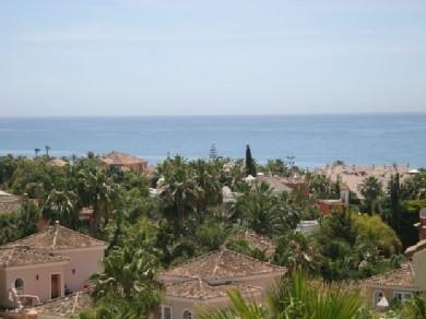 Apartamento con 3 dormitorios se vende en Marbella, Costa del Sol