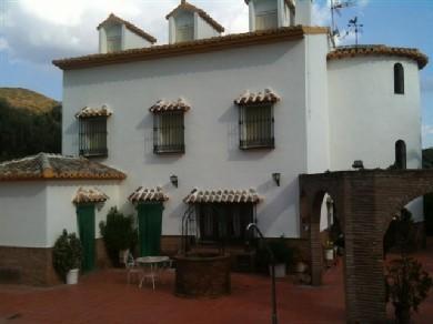 Chalet con 6 dormitorios se vende en Cuevas de San Marcos