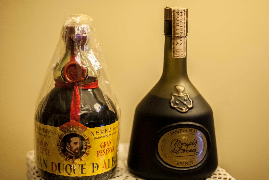 Botella de Brandy Gran Duque de Alba de RUIZ MATEOS con sello de 8 pesetas