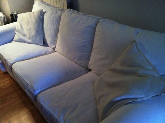 Vendo sofá blanco de tres plazas casi nuevo
