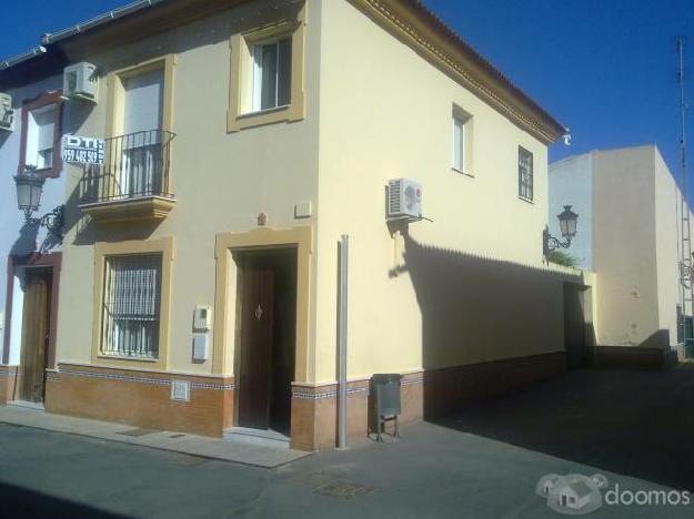 Casa adosada de esquina con patio y plaza de garaje