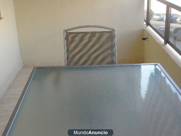 SE VENDE MESA  Y SILLONES DE TERRAZA  CRISTAL Y ALUMINIO