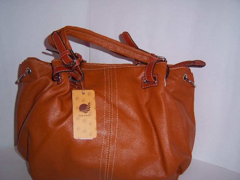 Se venden bolsos y complementos