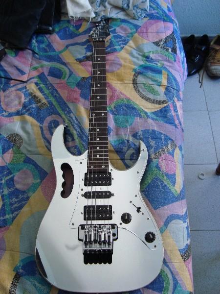 Vendo o cambio..............guitarra Ibanez Jem 77 b