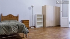 Rooms available - Large 9-bedroom apartment in lively Malasaña - mejor precio | unprecio.es
