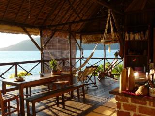 Bungalow : 6/6 personas - junto al mar - vistas a mar - hell-ville  nosy be  madagascar