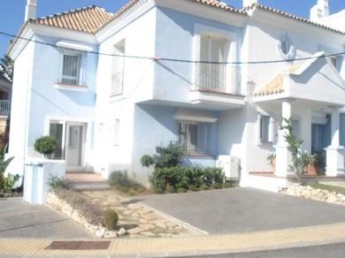 Chalet con 2 dormitorios se vende en Marbella, Costa del Sol