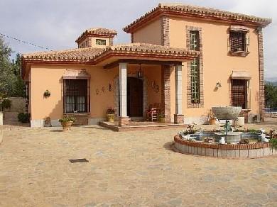 Chalet con 7 dormitorios se vende en Alora