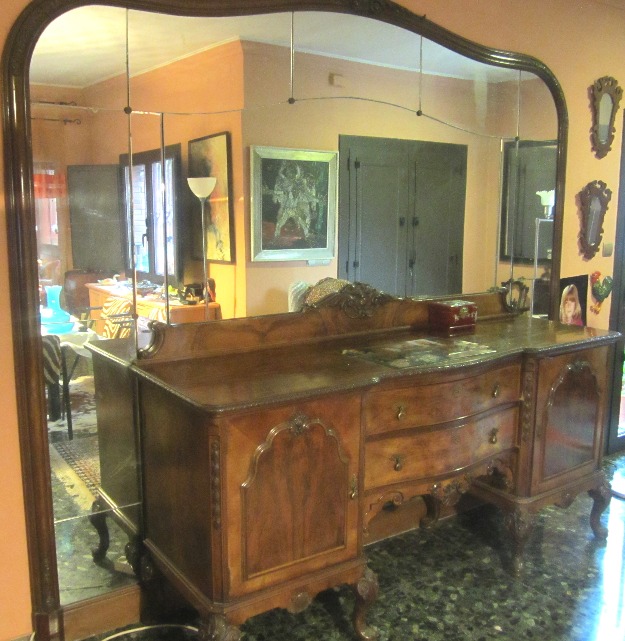 conjunto de muebles antiguos aparador con espejo grande y vitrina anos 40