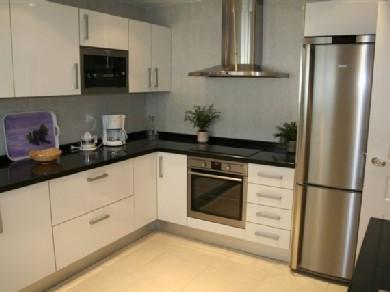 Apartamento con 3 dormitorios se vende en Marbella, Costa del Sol