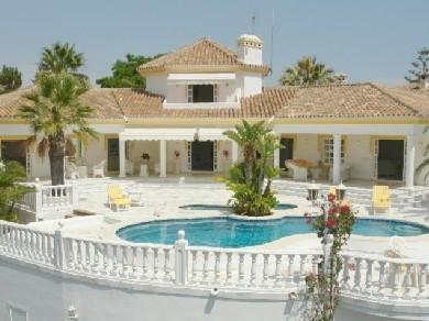 Chalet con 6 dormitorios se vende en Marbella, Costa del Sol