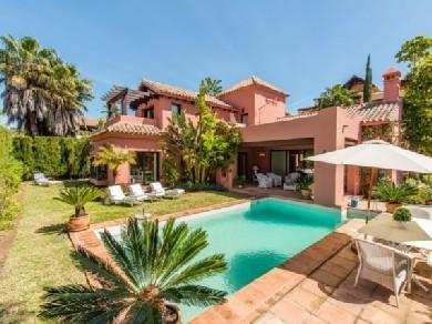 Chalet con 4 dormitorios se vende en Estepona, Costa del Sol