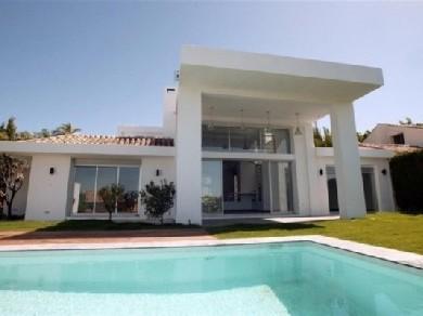 Chalet con 4 dormitorios se vende en Marbella, Costa del Sol