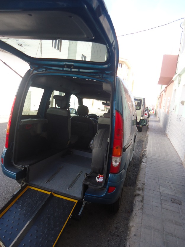 coche adaptado para trasportar minusvalido