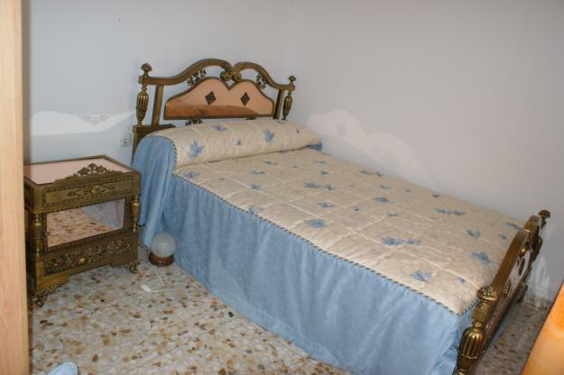 Cama y mesillas antiguas