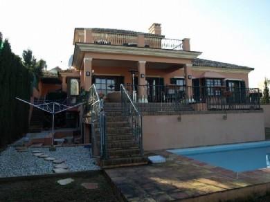 Chalet con 4 dormitorios se vende en Marbella, Costa del Sol