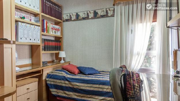 Rooms available - 4-bedroom family apartment in student-heavy Algirós