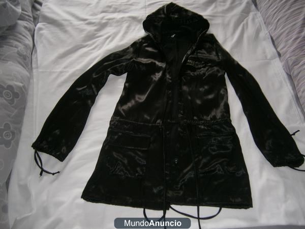 Se vende chaqueta negra larga con capucha