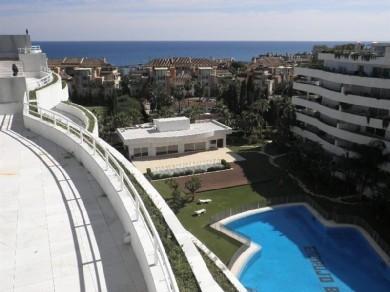 Apartamento con 2 dormitorios se vende en Marbella, Costa del Sol