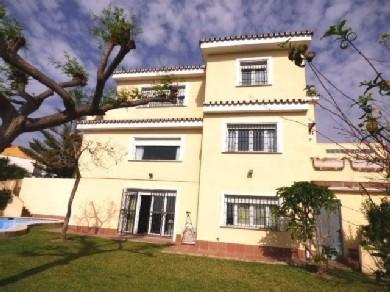 Chalet con 5 dormitorios se vende en Benalmadena Pueblo, Costa del Sol