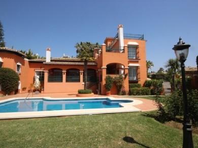 Chalet con 4 dormitorios se vende en Marbella, Costa del Sol