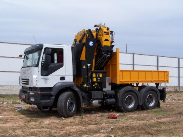 Se vende camión IVECO Heavy Duty 450 CV, 2007. Incluye grúa EFFER de 30 m y 5ª rueda.