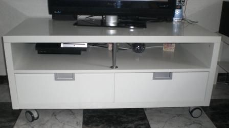 VENDO MESA PARA TV COLOR BLANCO SEMINUEVA