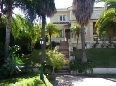 Chalet con 5 dormitorios se vende en Alhaurin de la Torre