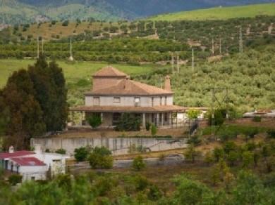 Chalet con 6 dormitorios se vende en Alora