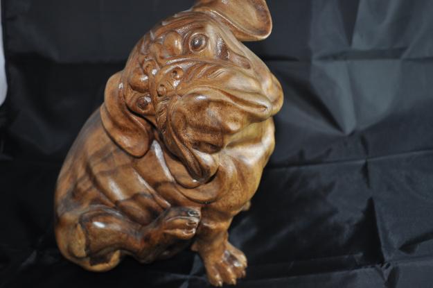 Escultura perro tallada a mano