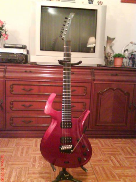 SE VENDE GUITARRA PARKER FLY DELUXE RUBY RED.