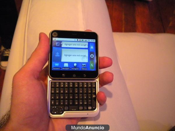 Vendo Motorola Flipout Libre con carcasas