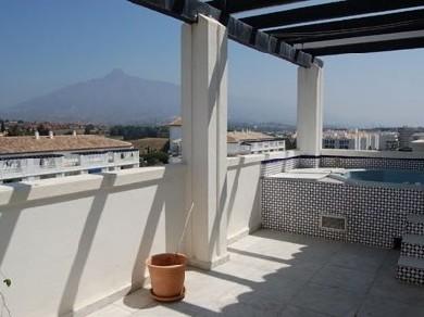 Apartamento con 2 dormitorios se vende en Marbella, Costa del Sol