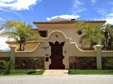 Chalet con 5 dormitorios se vende en Marbella, Costa del Sol