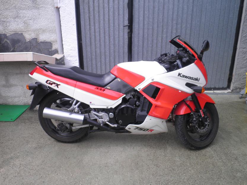 Se vende Kawasaki GPX750R. Estado impecable.Precio:2500€.. ITV al día.