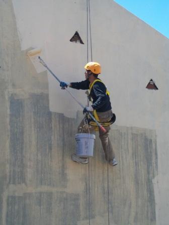 Trabajos en patios interiores de Madrid por trabajos verticales sin andamios Reparación en