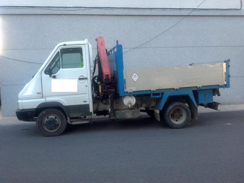 Camión basculante de 3500 kg con grúa