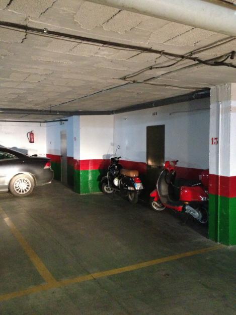 Se alquila plaza de garage para coche y dos motos en Los Remedios (Sevilla)